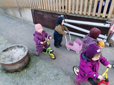 vuggestuebørn der cykler